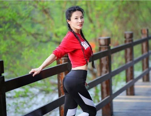 趙雅芝都不算什麼，她才是「不老神話」，常被誤認為兒子女友！
