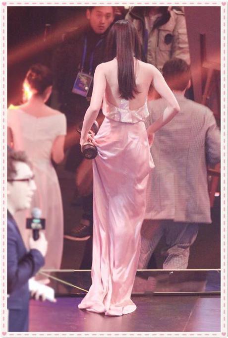 當迪麗熱巴和林志玲同秀美背，才知道健康美和病態美的差距有多大！