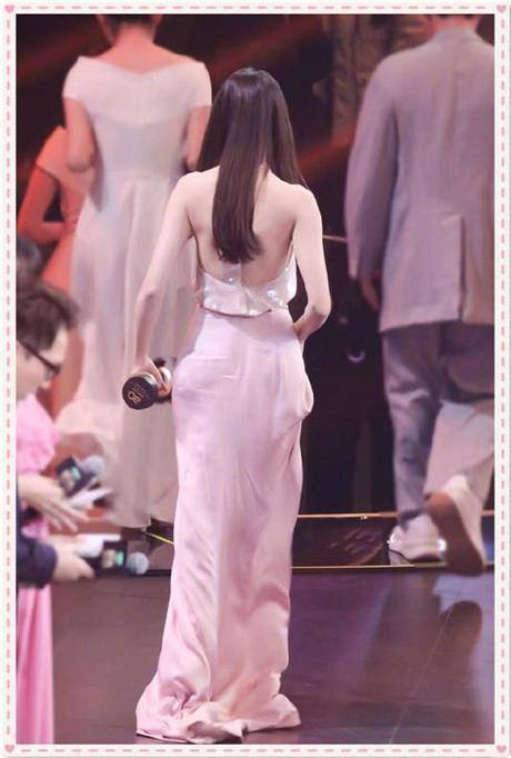 當迪麗熱巴和林志玲同秀美背，才知道健康美和病態美的差距有多大！