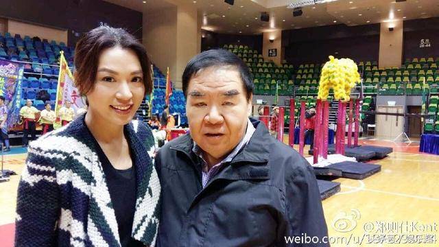 62歲呂良偉與67歲鄭則仕近照對比，網友感慨：兩人妻子差距太大~