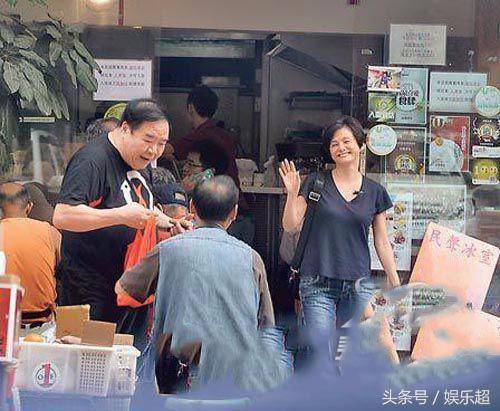 62歲呂良偉與67歲鄭則仕近照對比，網友感慨：兩人妻子差距太大~
