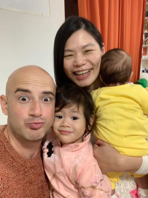 吳鳳「想分享二次當爸喜悅」妹妹毅然從土耳其來台，「姑姑抱小姪女」讓他感動：這就是家人團圓！