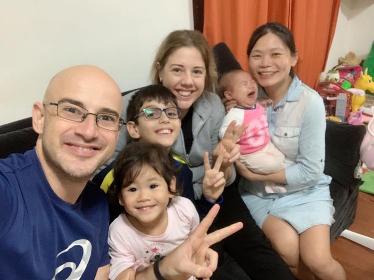 吳鳳「想分享二次當爸喜悅」妹妹毅然從土耳其來台，「姑姑抱小姪女」讓他感動：這就是家人團圓！