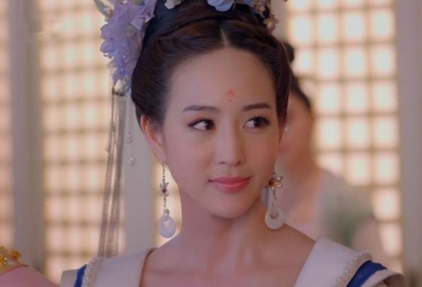 36歲的她是「彭于晏女神」，「生吃蜈蚣＋跌倒」依舊笑得漂亮，成功撩到彭于晏！