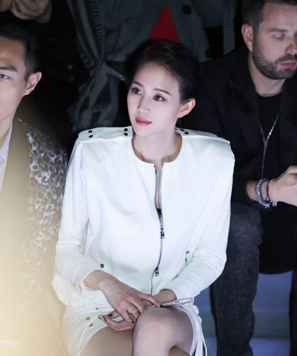 36歲的她是「彭于晏女神」，「生吃蜈蚣＋跌倒」依舊笑得漂亮，成功撩到彭于晏！