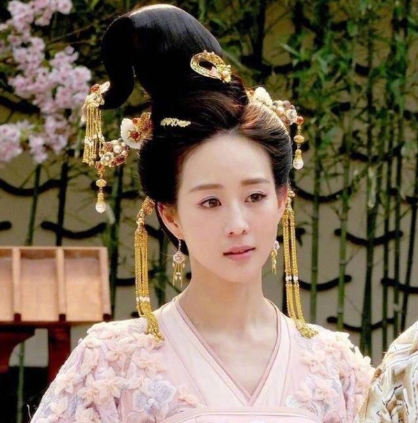 36歲的她是「彭于晏女神」，「生吃蜈蚣＋跌倒」依舊笑得漂亮，成功撩到彭于晏！