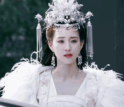 36歲的她是「彭于晏女神」，「生吃蜈蚣＋跌倒」依舊笑得漂亮，成功撩到彭于晏！