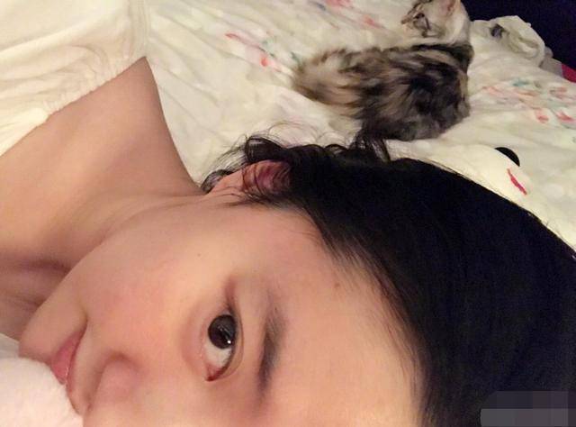 32歲劉亦菲曝素顏居家照，蕾絲邊睡衣惹注目，網友直呼：太清純！