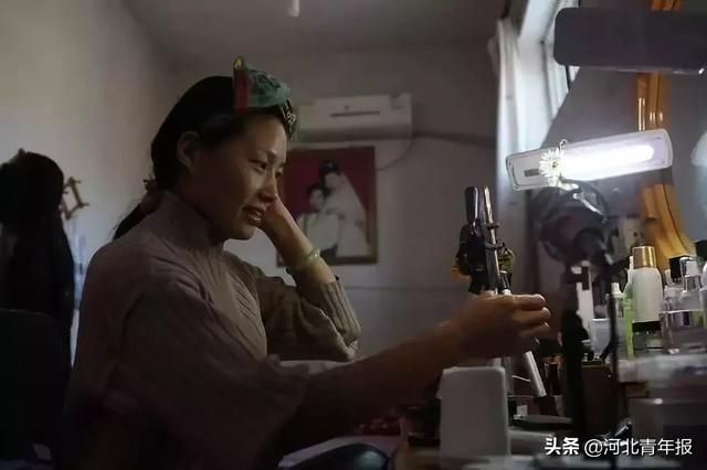 河北農村女子直播「易容術」，一人扮演整個娛樂圈，央視走紅月入六位數
