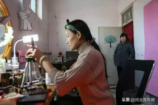 河北農村女子直播「易容術」，一人扮演整個娛樂圈，央視走紅月入六位數
