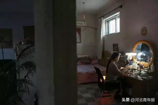 河北農村女子直播「易容術」，一人扮演整個娛樂圈，央視走紅月入六位數