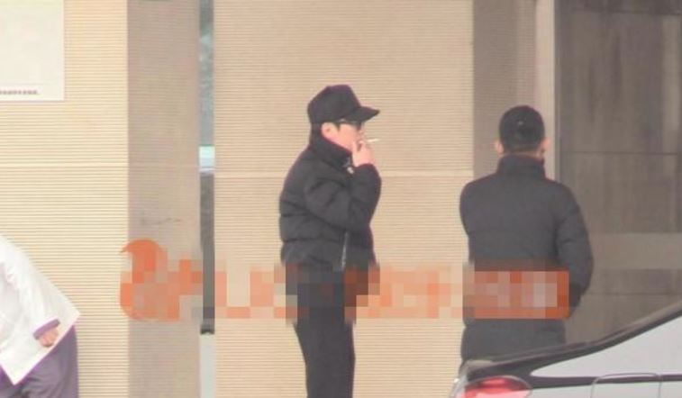 趙麗穎「挺7個月孕肚牽老公」被偷拍，老公馮紹峰「路邊一個動作」粉絲罵翻：老婆懷孕還這樣！