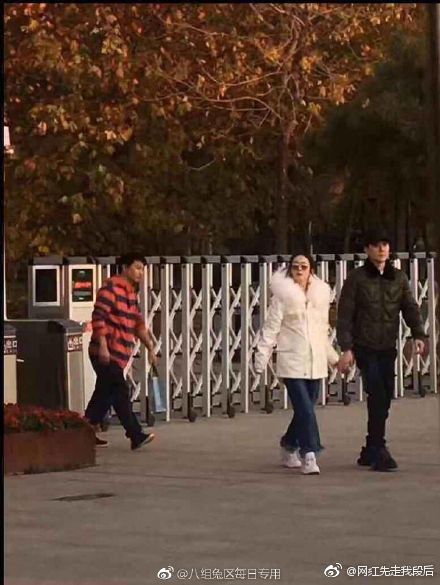 趙麗穎「挺7個月孕肚牽老公」被偷拍，老公馮紹峰「路邊一個動作」粉絲罵翻：老婆懷孕還這樣！