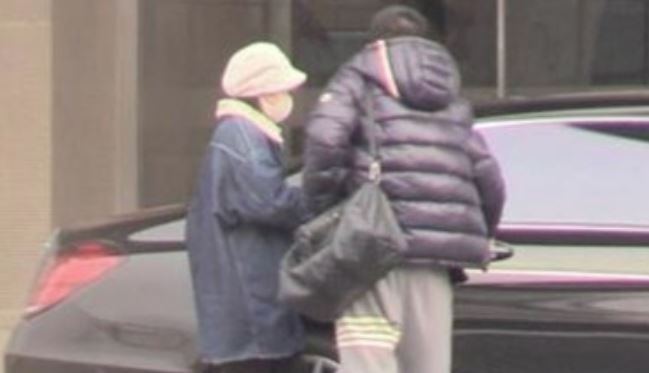 趙麗穎「挺7個月孕肚牽老公」被偷拍，老公馮紹峰「路邊一個動作」粉絲罵翻：老婆懷孕還這樣！