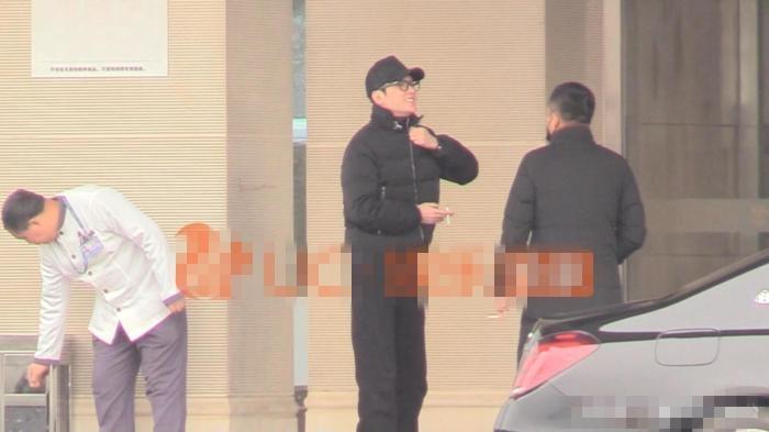 趙麗穎「挺7個月孕肚牽老公」被偷拍，老公馮紹峰「路邊一個動作」粉絲罵翻：老婆懷孕還這樣！