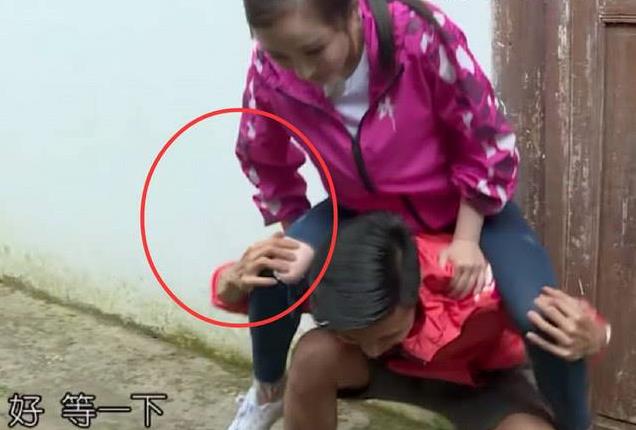 楊冪當眾騎在謝霆鋒肩上，可誰注意到謝霆鋒的手？瞬間暴露本性