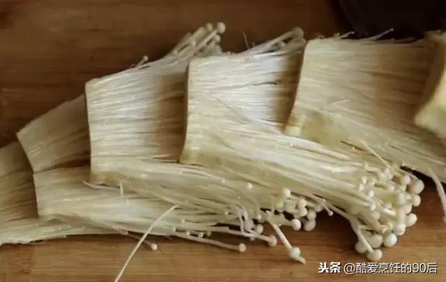 1把金針菇，2個雞蛋，5分鐘出鍋，做法簡單，比紅燒肉好吃多了
