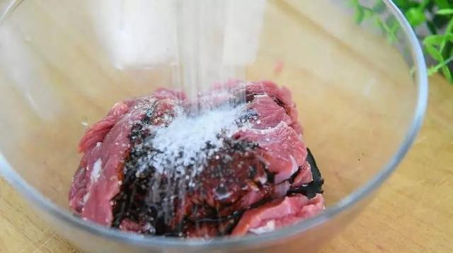 嫩滑的牛肉搭配順滑的河粉，看似樸實無華卻又無比美味