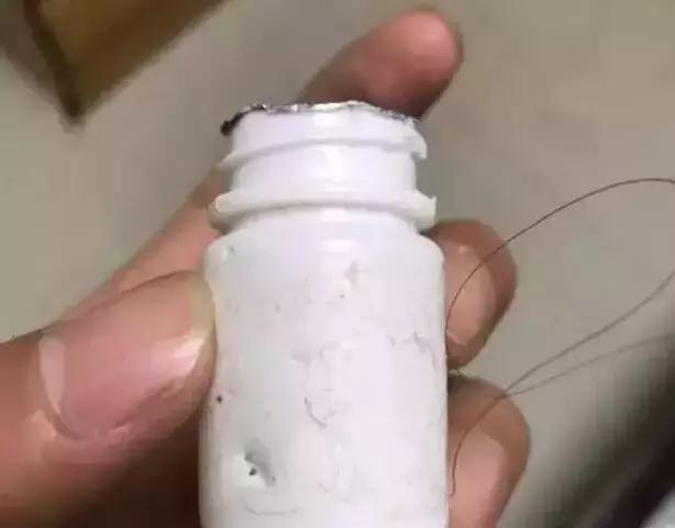  哈士奇拆家將電線咬斷，結果被電暈了
