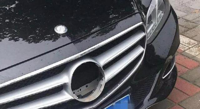 車主腦洞真大，車頭掛只「飛豬」也就算了？那8個圈的奧迪過分了