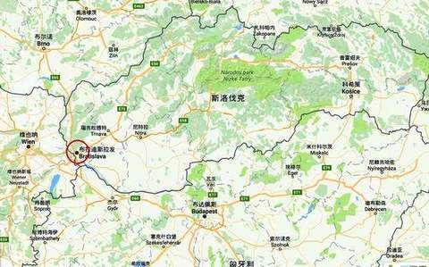 這座既古老又年輕的城市，最熱門景點是趴在地上的男人