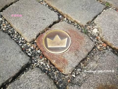 這座既古老又年輕的城市，最熱門景點是趴在地上的男人
