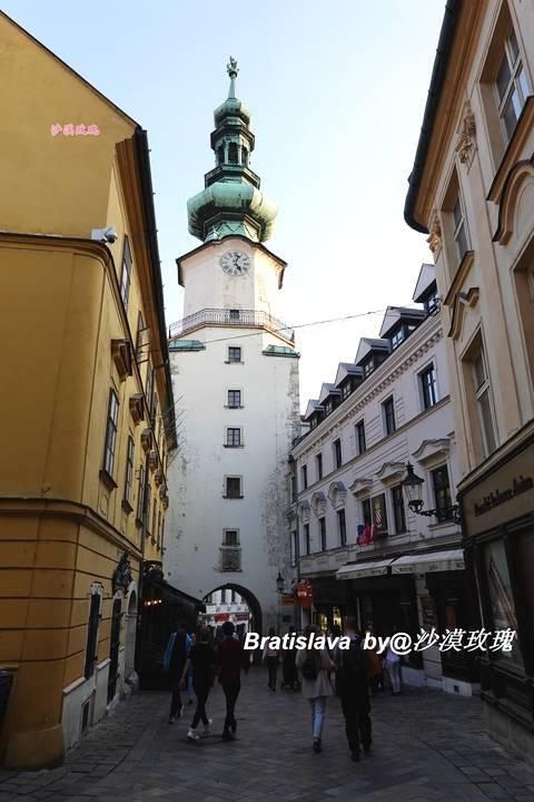 這座既古老又年輕的城市，最熱門景點是趴在地上的男人