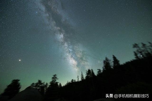 這是一張普通的銀河照，但背後攝影師的付出，超乎你的想像