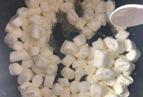 雪花酥的做法真的超級簡單，不用烤箱，一個電飯煲就能做好
