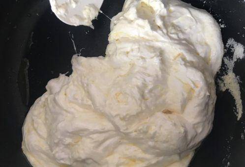 雪花酥的做法真的超級簡單，不用烤箱，一個電飯煲就能做好