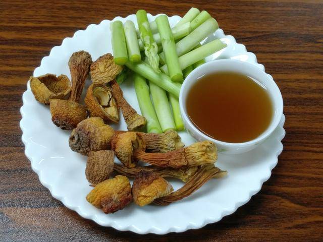 腦血管堵了，不要讓腦梗有機可趁，常喝1種水，輕鬆給血管「清梗換血」，人老血管不老