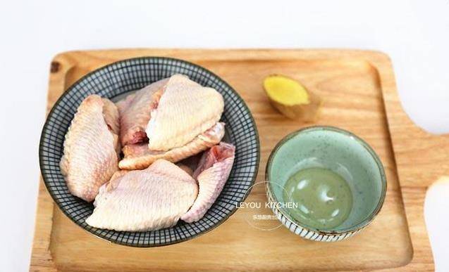 老媽做「雞翅」，不放一滴油，肉香四溢，比可樂雞翅還好吃