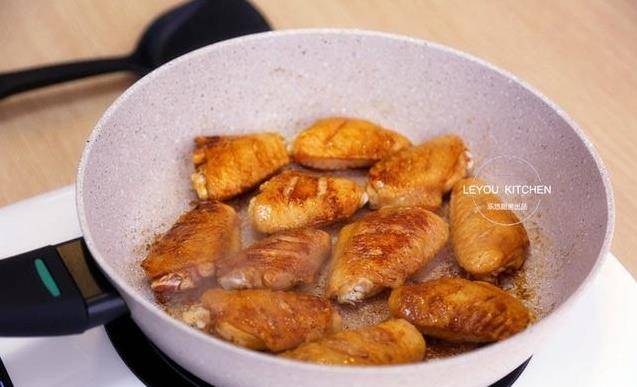 老媽做「雞翅」，不放一滴油，肉香四溢，比可樂雞翅還好吃