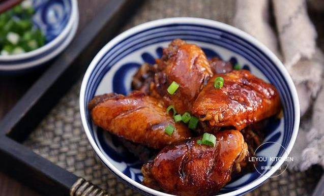 老媽做「雞翅」，不放一滴油，肉香四溢，比可樂雞翅還好吃
