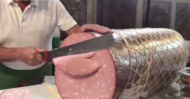 康師傅一年只用一頭牛算什麼，這家店一年只用一根火腿腸