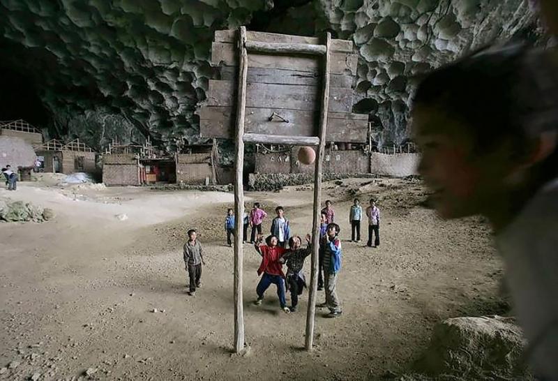 10張照片帶你一窺長年與世隔絕「住了20戶人家」的中國最後傳統穴居部落，#6山洞裡居然還有籃球場！