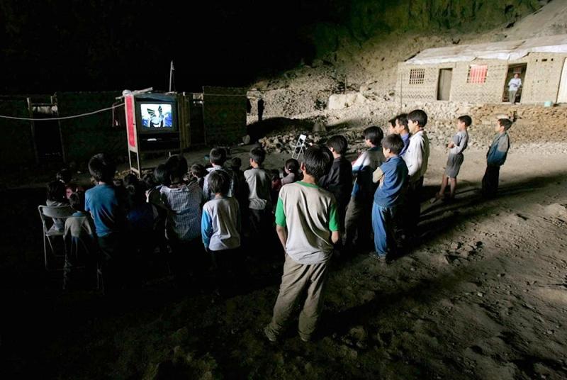 10張照片帶你一窺長年與世隔絕「住了20戶人家」的中國最後傳統穴居部落，#6山洞裡居然還有籃球場！