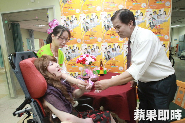 手牽一輩子！愛妻「倒下成植物人」他不離不棄 在結婚25週年這天「實現心願」眾人淚崩