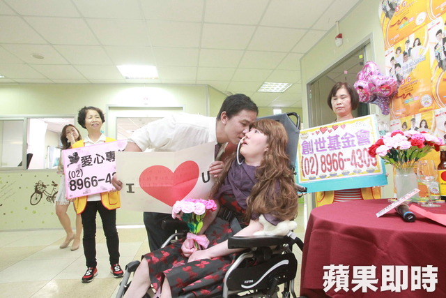 手牽一輩子！愛妻「倒下成植物人」他不離不棄 在結婚25週年這天「實現心願」眾人淚崩