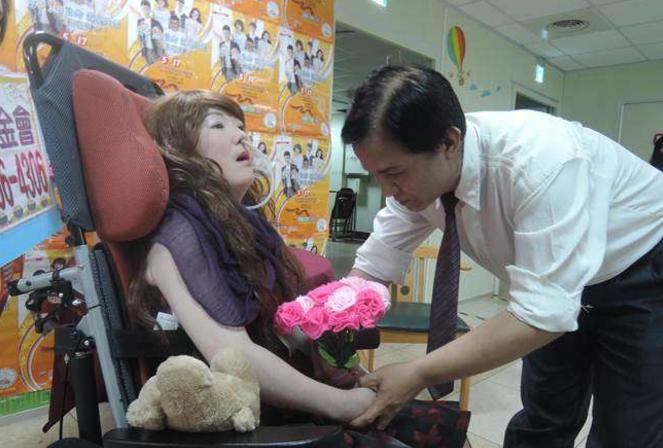 手牽一輩子！愛妻「倒下成植物人」他不離不棄 在結婚25週年這天「實現心願」眾人淚崩