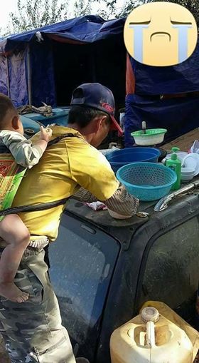 「揹著寶寶」搬運重物，再累都不放下！工人爸爸背後故事讓網友好揪心！