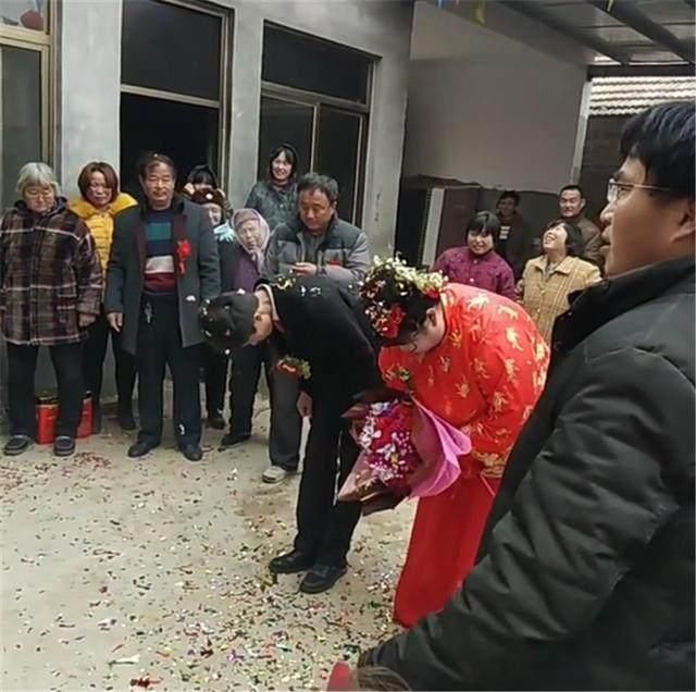 男子娶18歲嫩妻但「臉比屎臭，網友一見新娘抬頭發現新郎眼裡只有絕望！