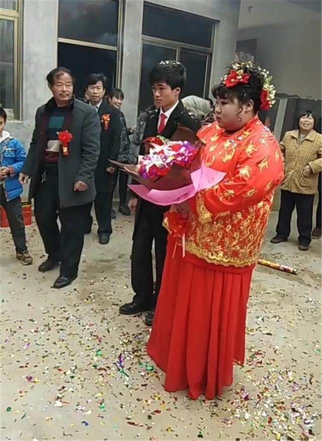 男子娶18歲嫩妻但「臉比屎臭，網友一見新娘抬頭發現新郎眼裡只有絕望！