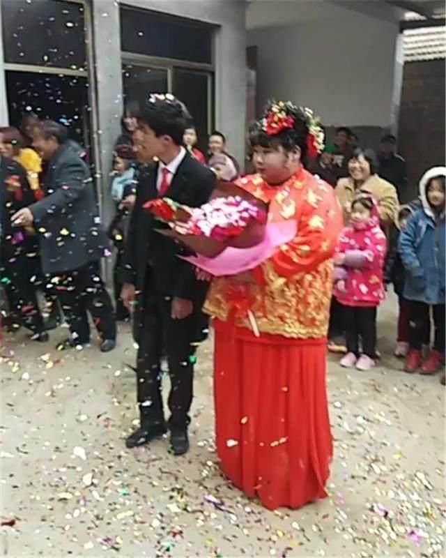男子娶18歲嫩妻但「臉比屎臭，網友一見新娘抬頭發現新郎眼裡只有絕望！