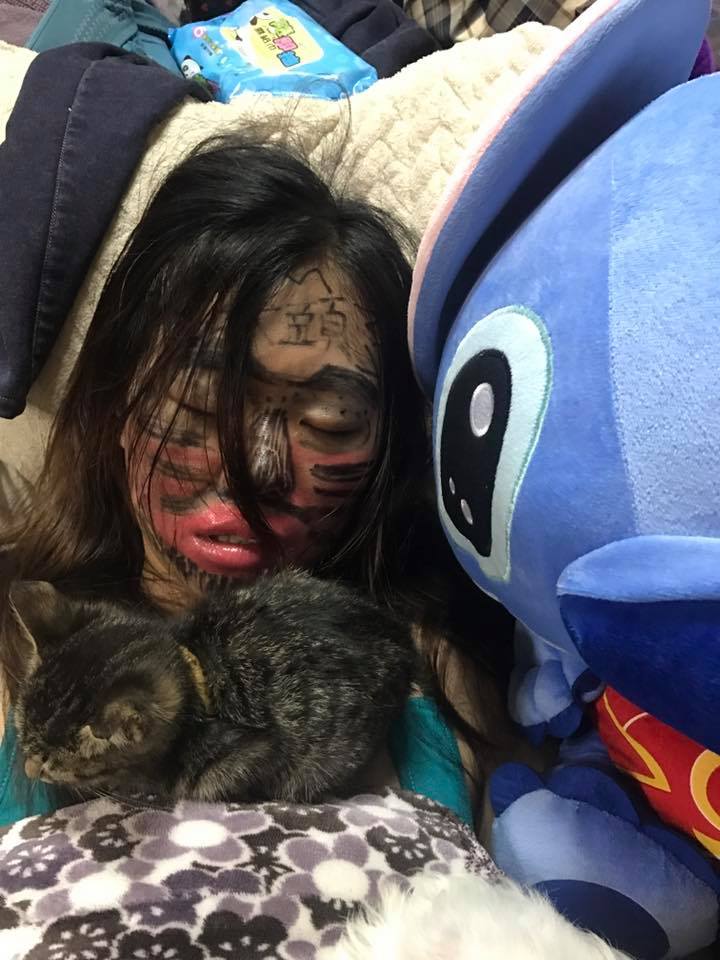 老婆喝爛醉讓他氣到「惡搞畫臉」PO網，沒想到網友挖出「她的真面目」驚覺出乎意料的美！