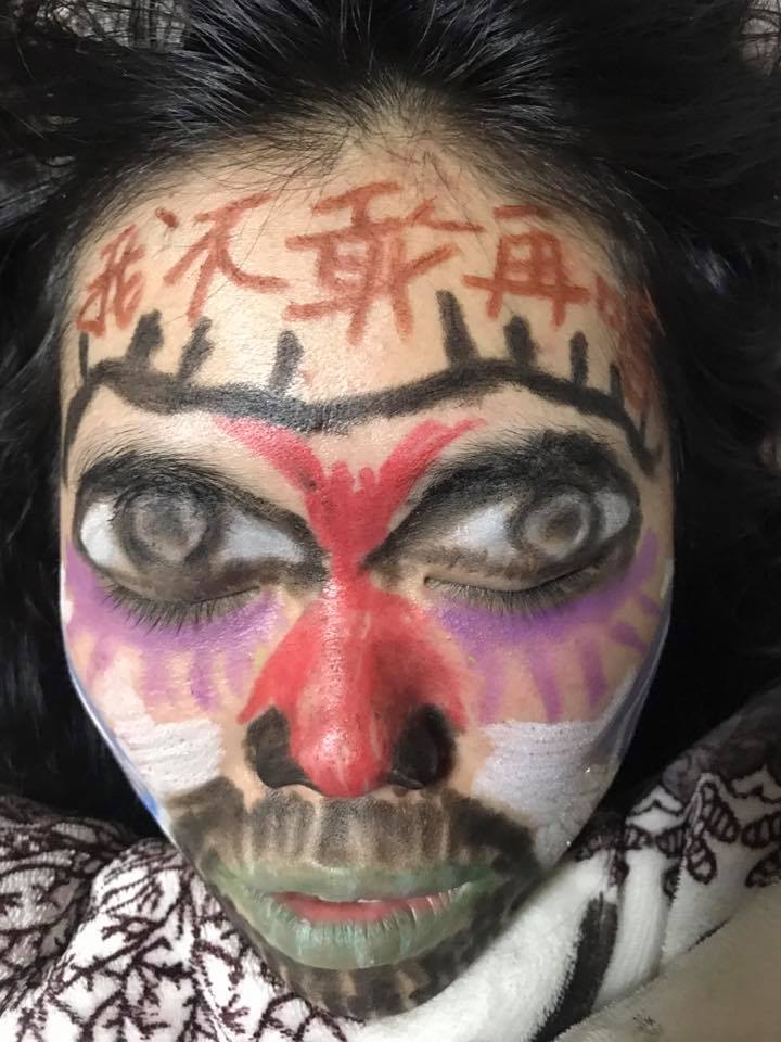 老婆喝爛醉讓他氣到「惡搞畫臉」PO網，沒想到網友挖出「她的真面目」驚覺出乎意料的美！