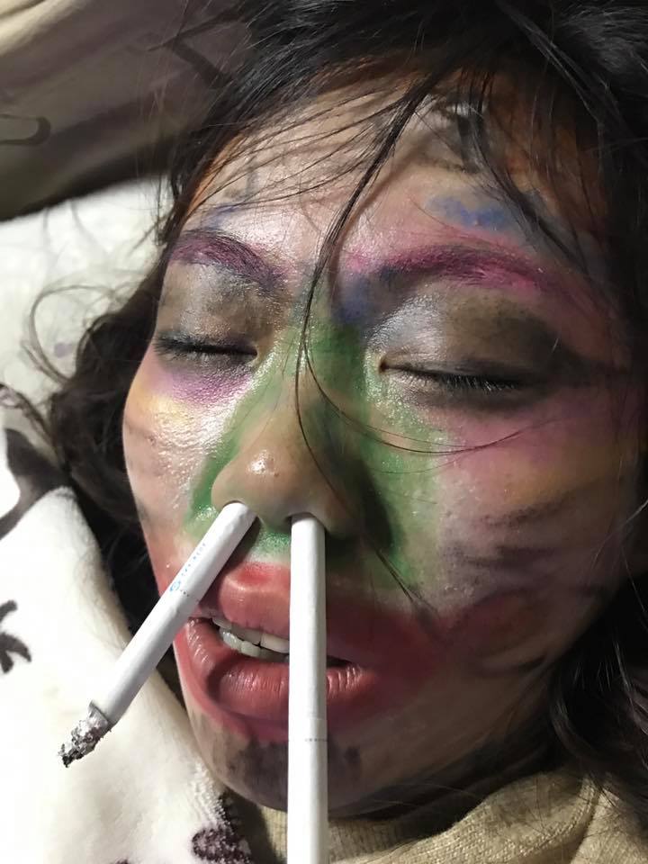老婆喝爛醉讓他氣到「惡搞畫臉」PO網，沒想到網友挖出「她的真面目」驚覺出乎意料的美！