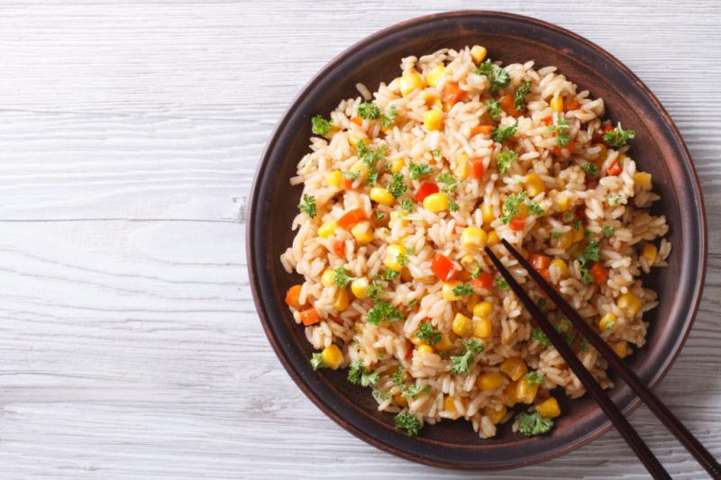 食神降臨！炒飯神技炒出一片「炒飯海嘯」！網友：「比小當家還猛！」