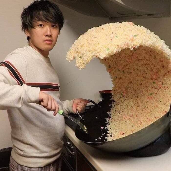 食神降臨！炒飯神技炒出一片「炒飯海嘯」！網友：「比小當家還猛！」