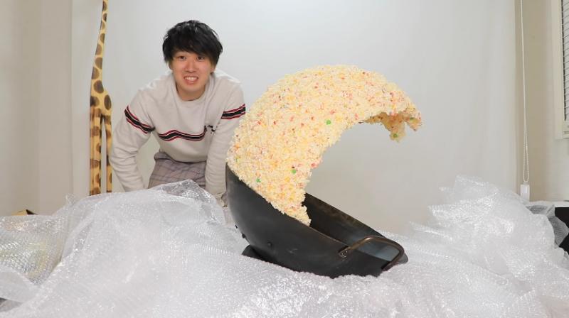 食神降臨！炒飯神技炒出一片「炒飯海嘯」！網友：「比小當家還猛！」